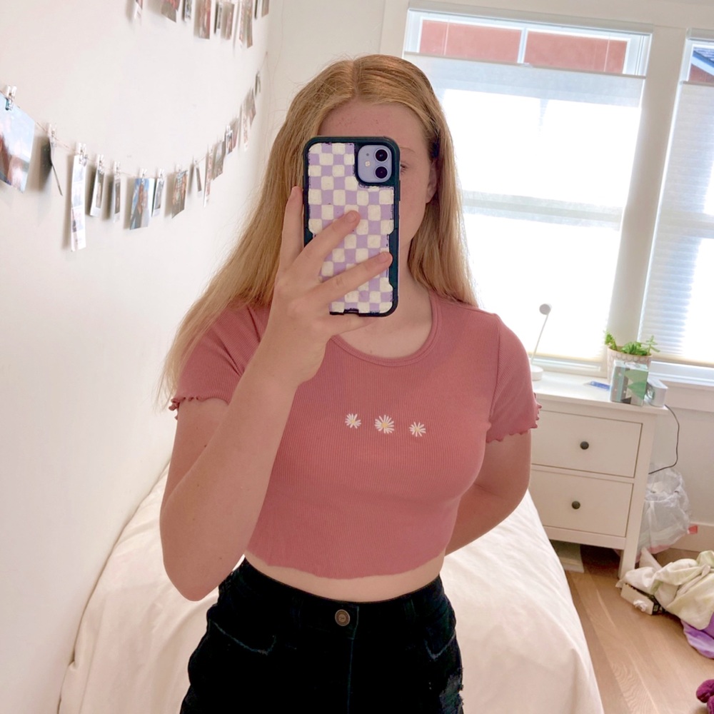 GORGEOUS pink Hollister tee with daisys!